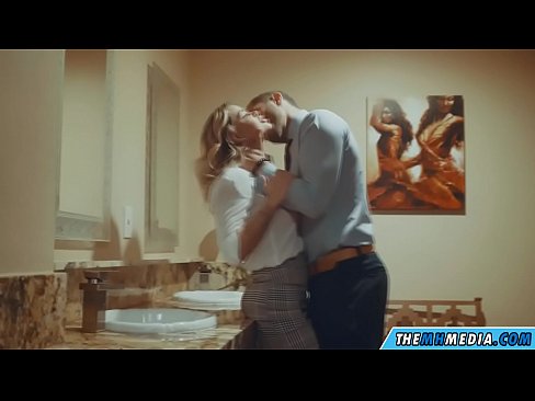 ❤️ Nuair a mheallann blonde busty tú i seomra scíthe poiblí Físeán porn  ag ga.elitemangas.top
